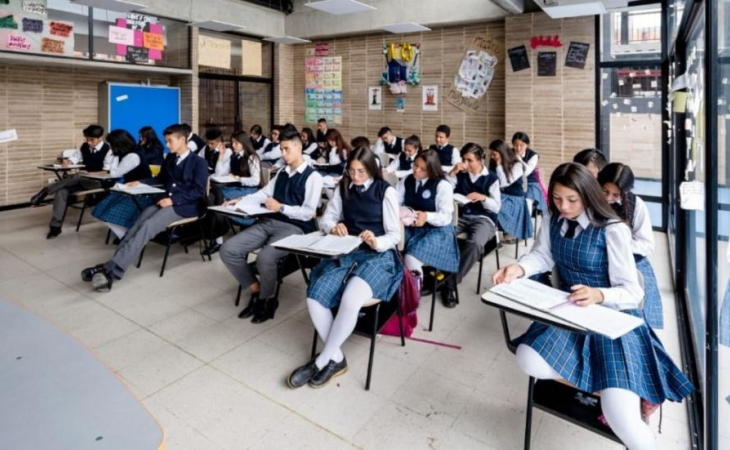 niños estudiando cupos escolares