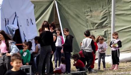 EN CAMPAMENTOS improvisados en una base militar rusa cerca de cerca de Stepanakert, capital de la región separatista de Nagorno Karabaj, están los últimos habitantes de este enclave, esperando pasar a Armenia.