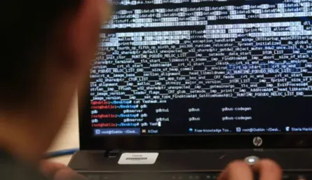 computador con códigos 