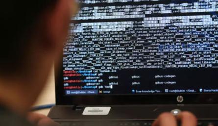 computador con códigos 