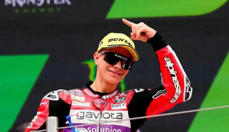 Deportista colombiano en el podio 